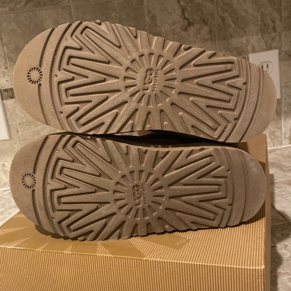 UGG Mid-calf KIDS Leather boot with buckles Like NEW - Picture 2 of 4